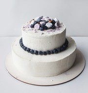 Свадебный торт с меренгами и голубикой